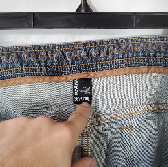 PRANA DENIM DARK BLUE LOGO BORN FROM THE EXPERIENCE CASUAL JEANS MENS 36x30 - Picture 3 of 8